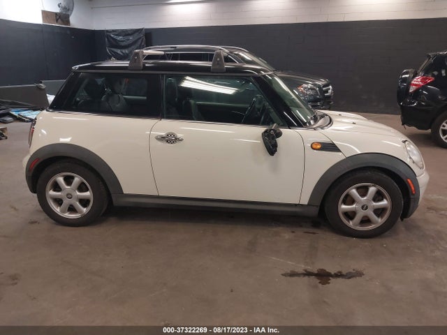 2007 MINI COOPER HARDTOP VIN: WMWMF335X7TL68121