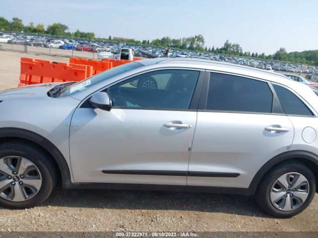 KNDCB3LC4L5428739 KIA NIRO LX