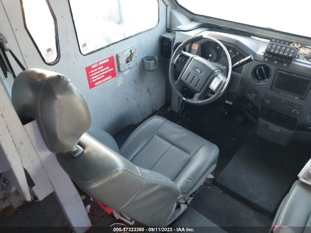 2015 Ford F-550, VIN: 1FDAF5GT3FEC27884