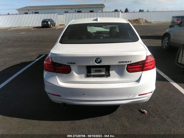 BMW 3 Series 320i Xdrive 2014 WBA3C3G50ENS70313 Image 16