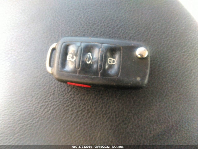1VWAT7A33FC076393 Volkswagen Passat 1.8t S