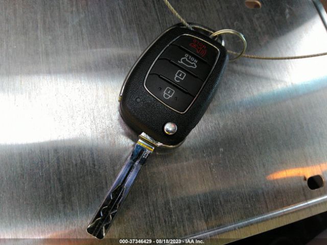 KM8J23A4XHU438123 Hyundai TUCSON SE