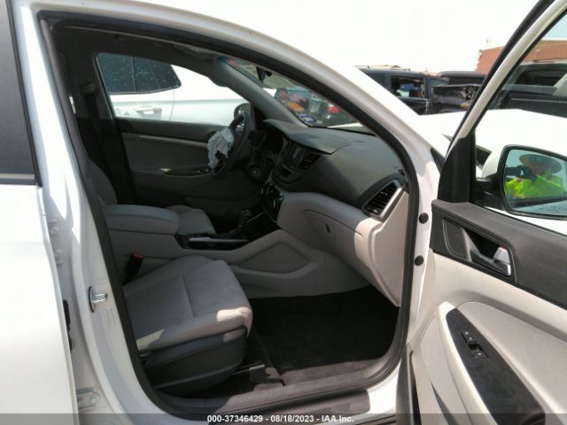 KM8J23A4XHU438123 Hyundai TUCSON SE