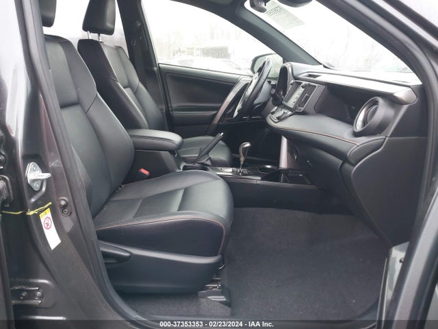 JTMJFREV2JJ181979 Toyota RAV4 SE