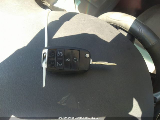 KNDMB5C18F6073703 KIA SEDONA LX