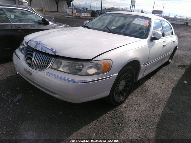 2000 LINCOLN TOWN CAR SIGNATURE VIN: 1LNHM82W1YY938279