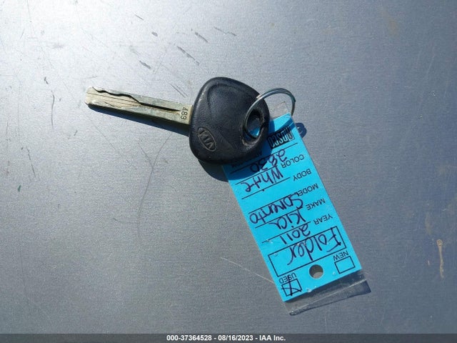 2011 KIA SORENTO LX VIN: 5XYKTDA12BG112830