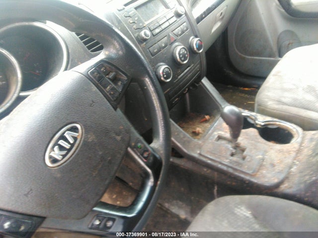2011 KIA SORENTO LX VIN: 5XYKTCA19BG010385