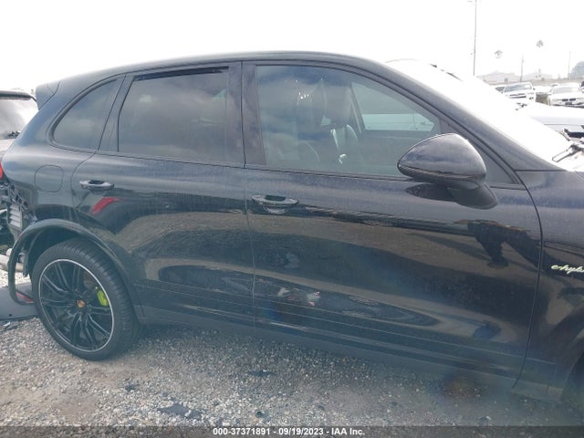 2017 Porsche Cayenne, VIN: WP1AE2A21HLA69256