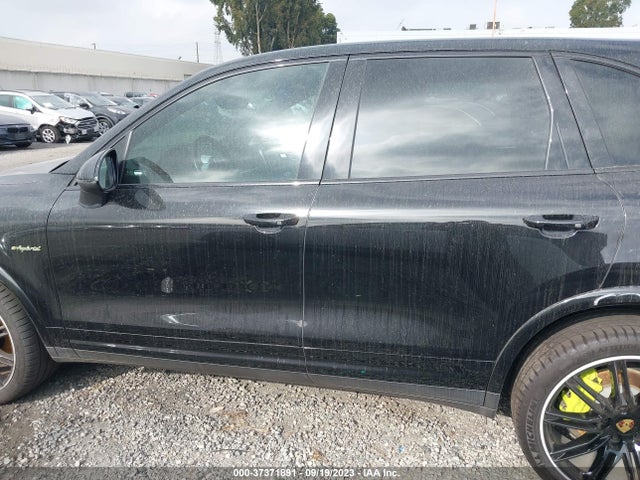 2017 Porsche Cayenne, VIN: WP1AE2A21HLA69256