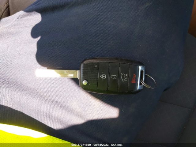 5XYPGDA31GG106066 KIA SORENTO LX