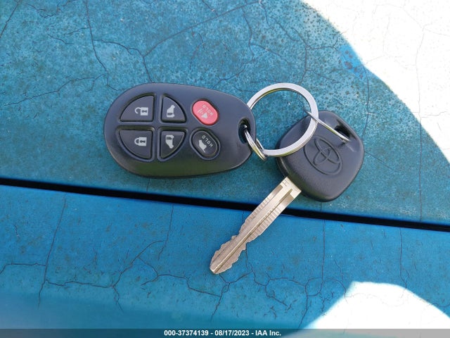 Toyota SIENNA SE 2018 5TDXZ3DC4JS936972 Image 3