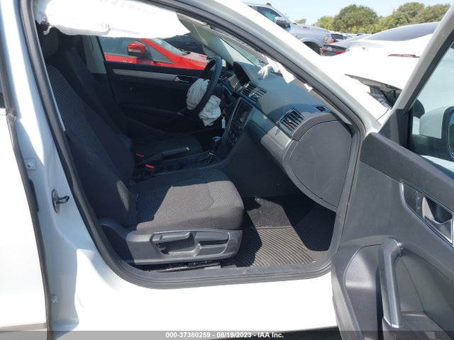 1VWAT7A33HC080933 Volkswagen Passat 1.8t S