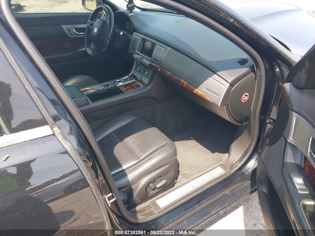 2011 JAGUAR XF VIN: SAJWA0FB2BLR93228