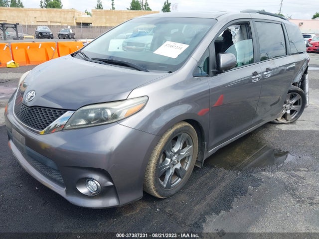 Toyota SIENNA SE 2017 5TDXZ3DC9HS847814 Image 2