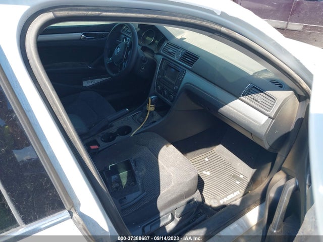 1VWAT7A38HC002793 Volkswagen Passat 1.8t S