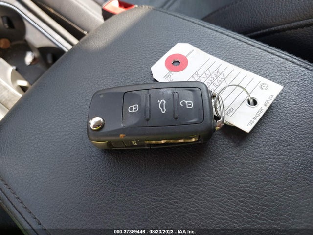 1VWBA7A33JC037225 Volkswagen Passat 2.0t Se