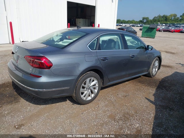 1VWBA7A33JC037225 Volkswagen Passat 2.0t Se