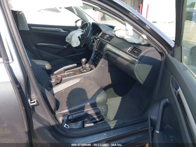 1VWBA7A33JC037225 Volkswagen Passat 2.0t Se