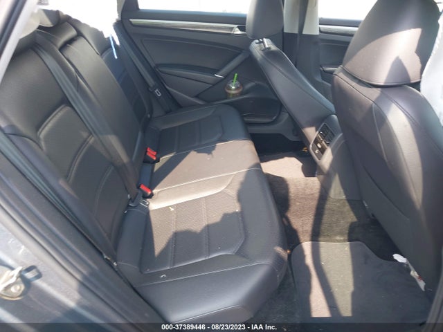 1VWBA7A33JC037225 Volkswagen Passat 2.0t Se