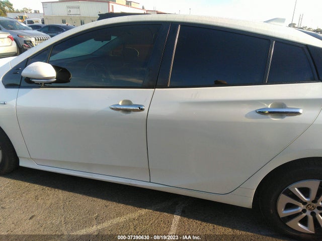 Toyota Prius Four 2016 JTDKARFU7G3524873 Image 14