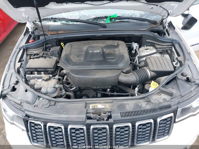 1C4RJFAG0JC111621 Jeep Grand Cherokee Laredo E