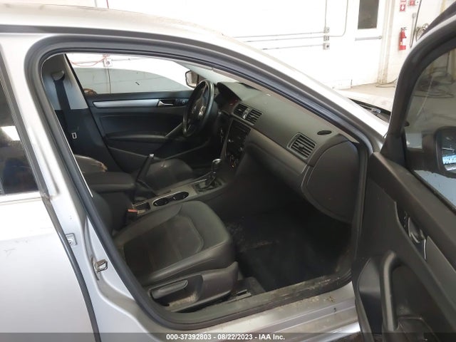 1VWBT7A31EC049924 Volkswagen Passat Se W/sunroof