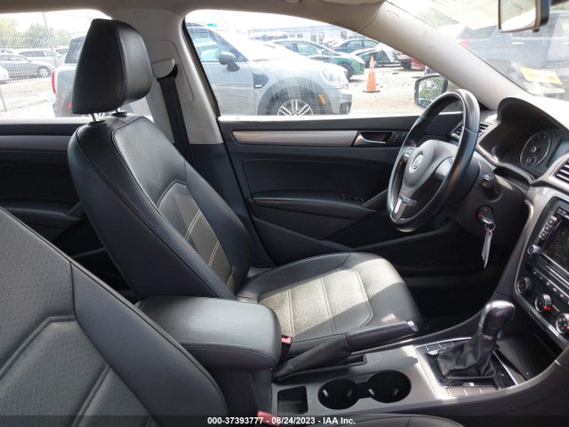 1VWAT7A38FC024015 Volkswagen Passat 1.8t Wolfsburg Ed