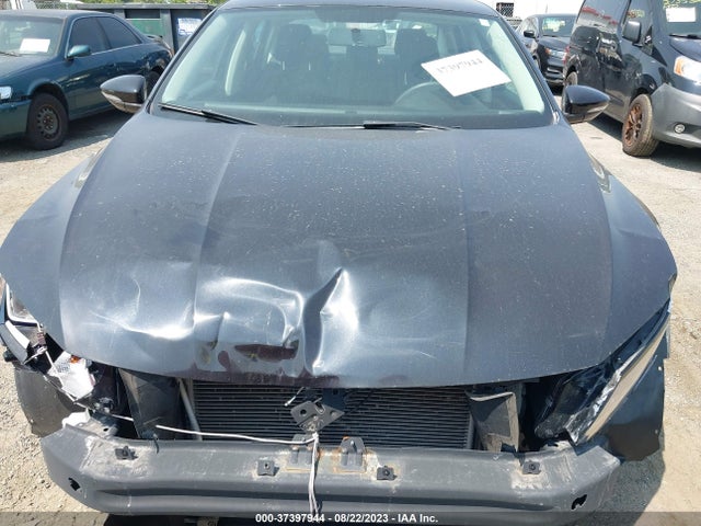 1VWAA7A36JC011620 Volkswagen Passat 2.0t S/r-line