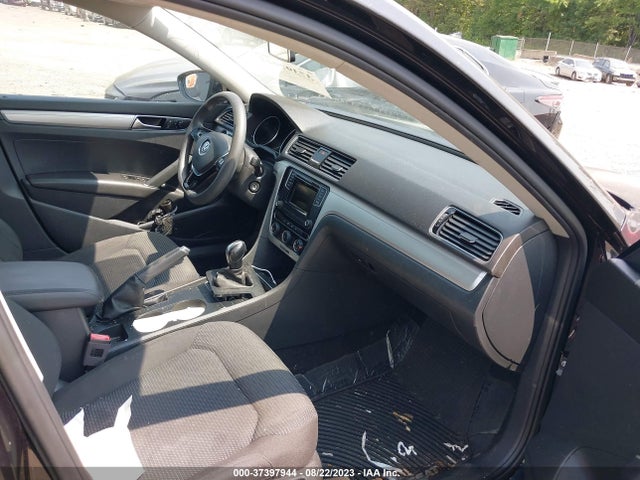 1VWAA7A36JC011620 Volkswagen Passat 2.0t S/r-line