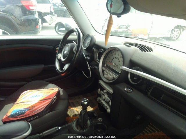2010 MINI COOPER CLUBMAN WMWML3C56ATX51604 Photo 4