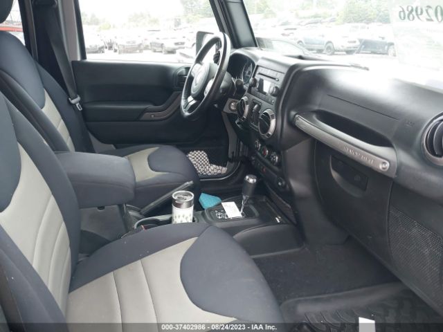 1C4BJWDG6HL574788 Jeep Wrangler Unlimited Sport