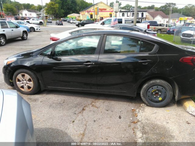 3KPFK4A7XJE239572 KIA FORTE LX