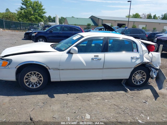 2000 LINCOLN TOWN CAR SIGNATURE VIN: 1LNHM82W4YY769505
