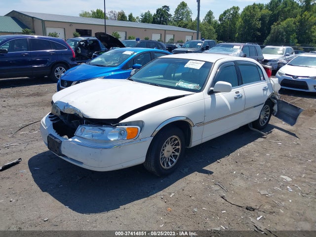 2000 LINCOLN TOWN CAR SIGNATURE VIN: 1LNHM82W4YY769505