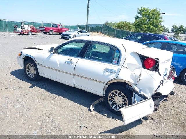 2000 LINCOLN TOWN CAR SIGNATURE VIN: 1LNHM82W4YY769505