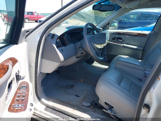 2000 LINCOLN TOWN CAR SIGNATURE VIN: 1LNHM82W4YY769505