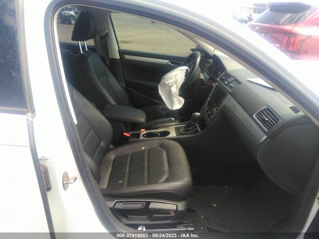 1VWLA7A37KC008624 Volkswagen Passat 2.0t Wolfsburg Edition