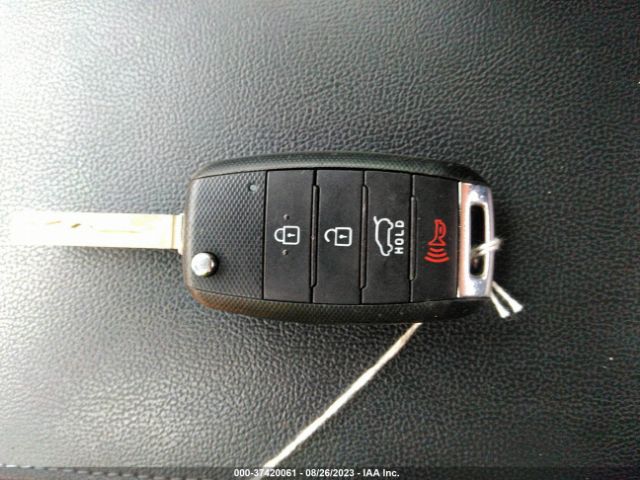 5XYPGDA57GG141048 KIA SORENTO LX
