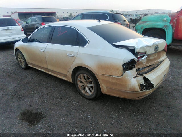 1VWAT7A33GC028944 Volkswagen Passat 1.8t S