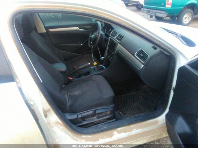 1VWAT7A33GC028944 Volkswagen Passat 1.8t S