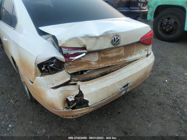 1VWAT7A33GC028944 Volkswagen Passat 1.8t S