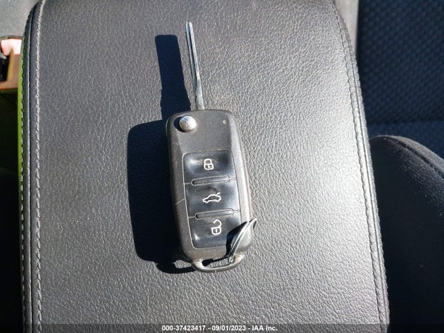 1VWAT7A39FC039669 Volkswagen Passat 1.8t S
