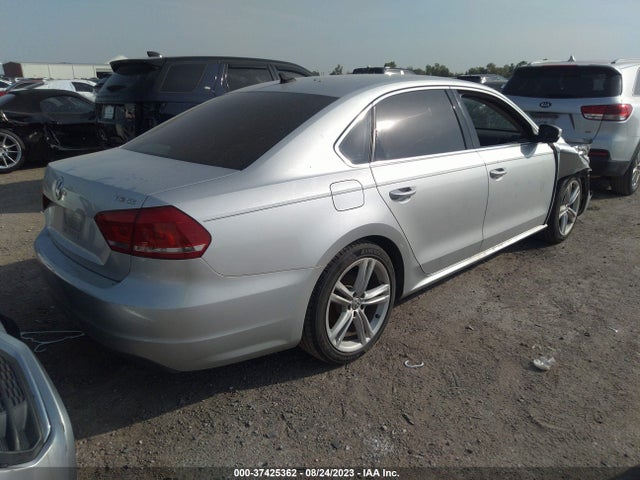 1VWBT7A34EC055569 Volkswagen Passat Se W/sunroof