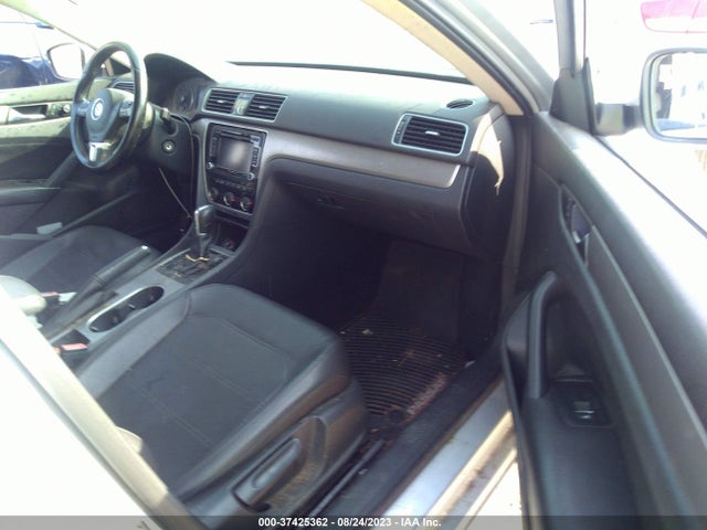 1VWBT7A34EC055569 Volkswagen Passat Se W/sunroof