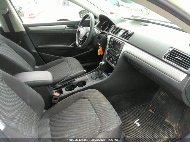 1VWAT7A3XHC076135 Volkswagen Passat 1.8t S