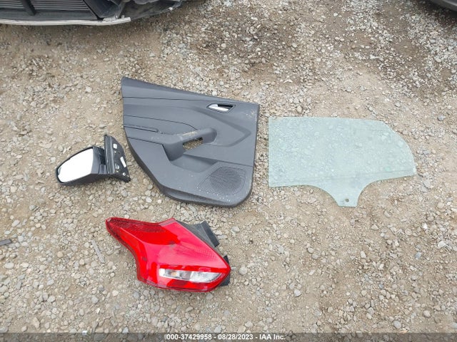 Ford FOCUS SE 2015 1FADP3K28FL232615 Image 4