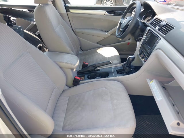 1VWAA7A38JC028001 Volkswagen Passat 2.0t S/r-line