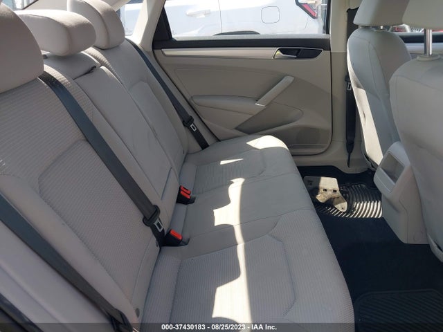 1VWAA7A38JC028001 Volkswagen Passat 2.0t S/r-line