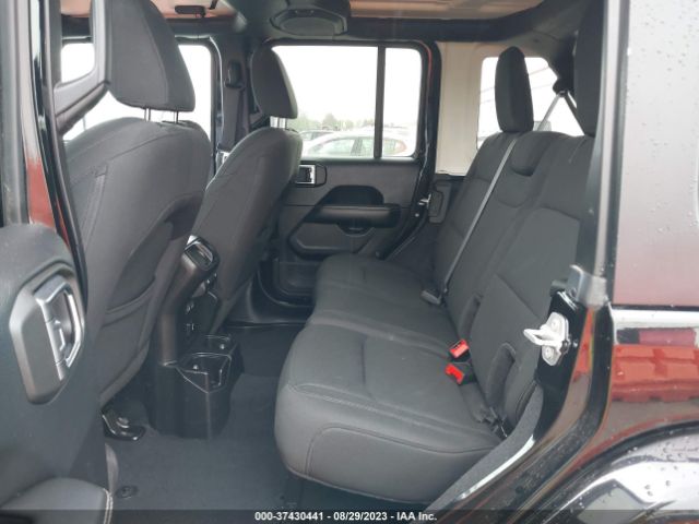 1C4HJXEG8JW164724 Jeep Wrangler Unlimited Sahara